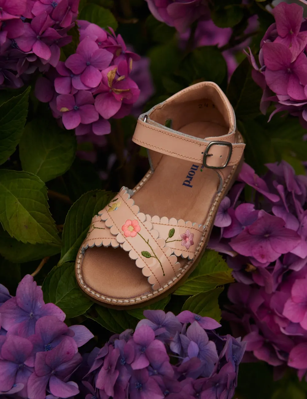Flower Pop Crossover scallop sandal - Blush