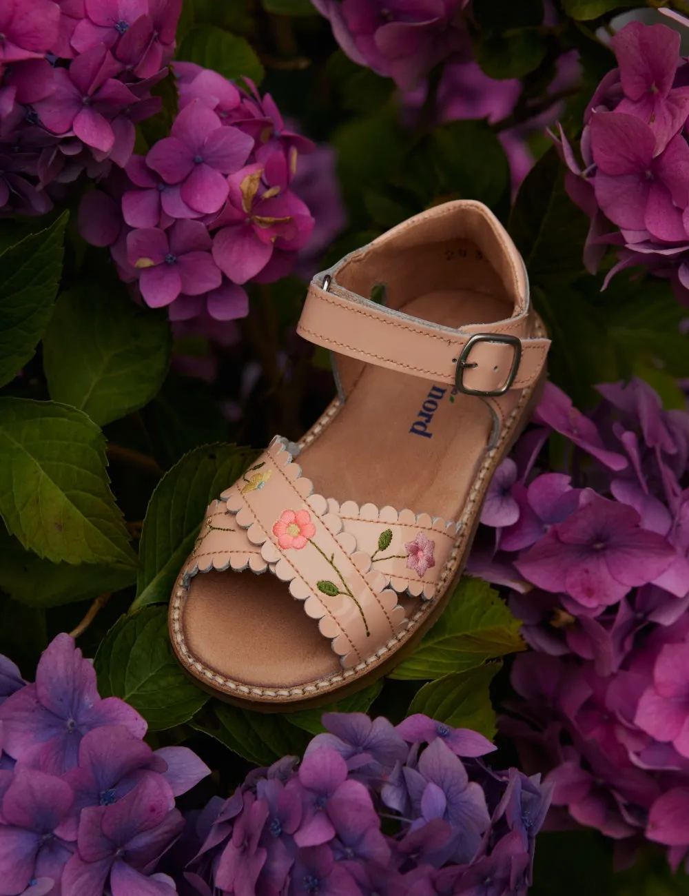 Flower Pop Crossover scallop sandal - Blush