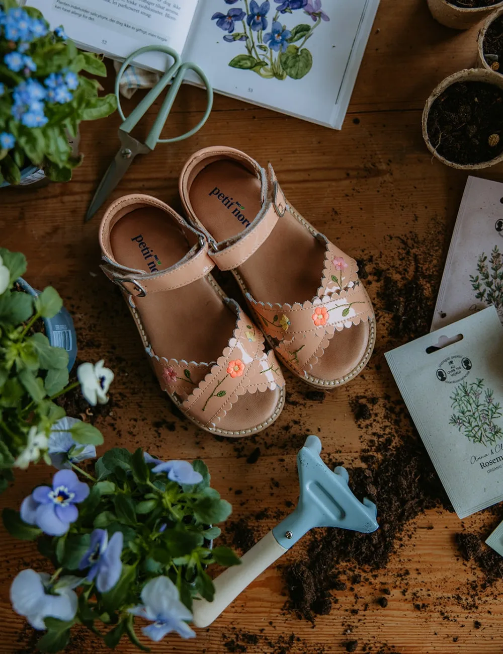 Flower Pop Crossover scallop sandal - Blush